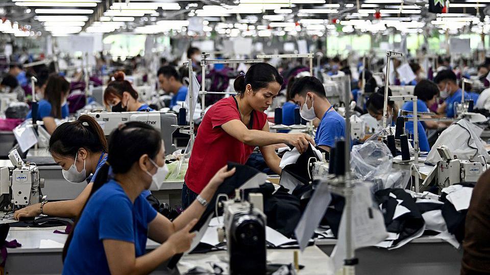 2025年7月2日，工人在越南太原省的一家服裝廠縫製服裝。越南是一個依賴出口的全球製造業中心。