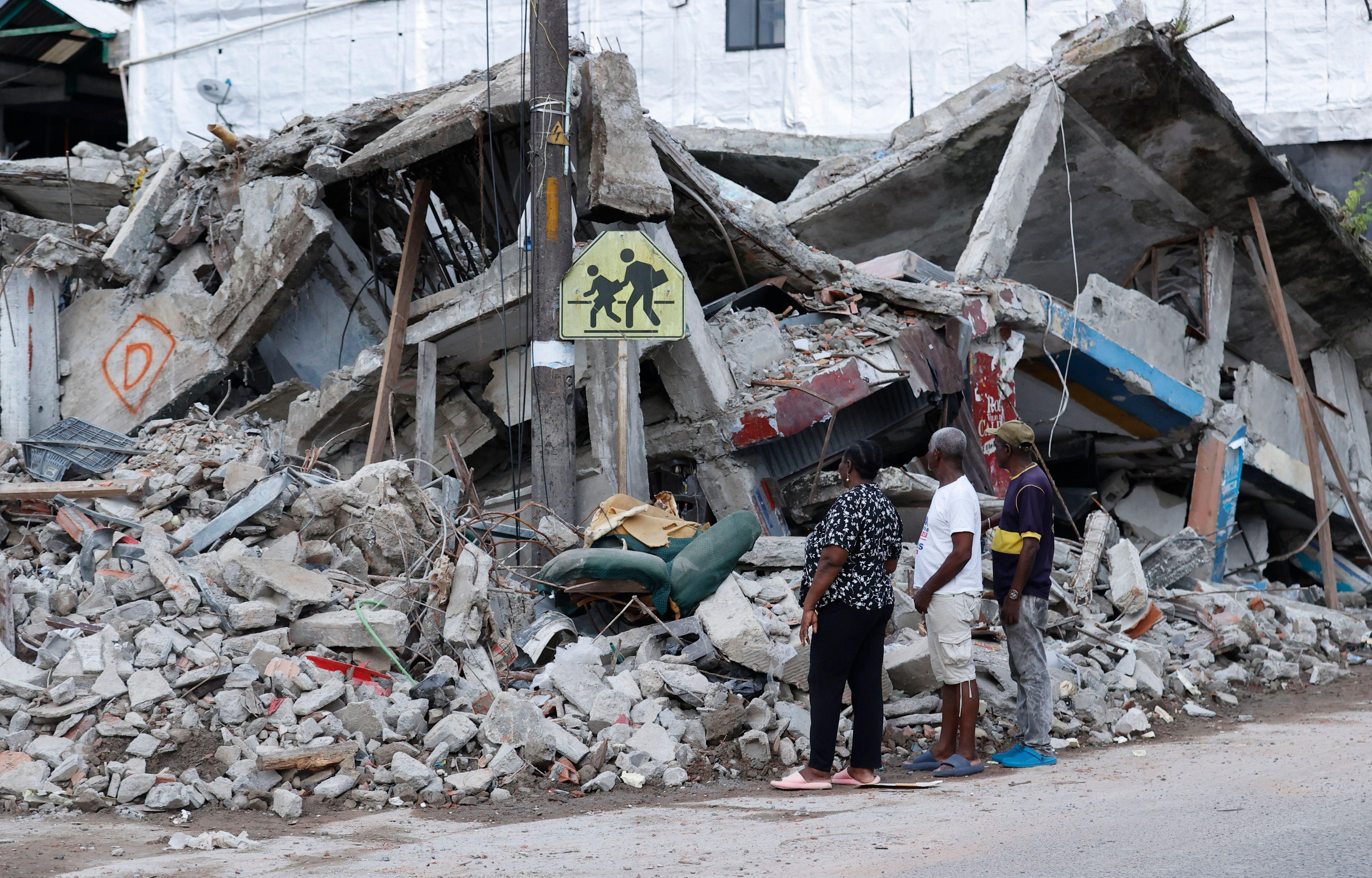 Varias personas observan un edificio destruido por el terremoto en Quibdó, Colombia, el 12 de agosto de 2026.