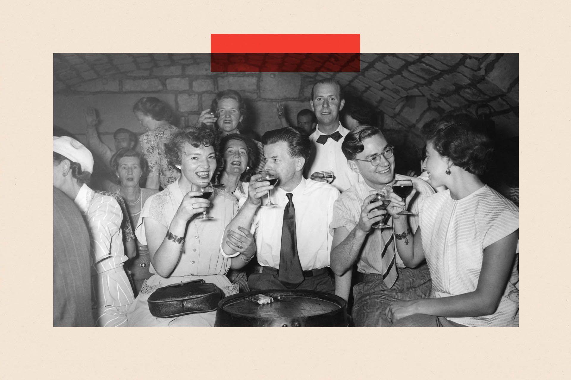 Una foto en blanco y negro de gente bebiendo en un bar.