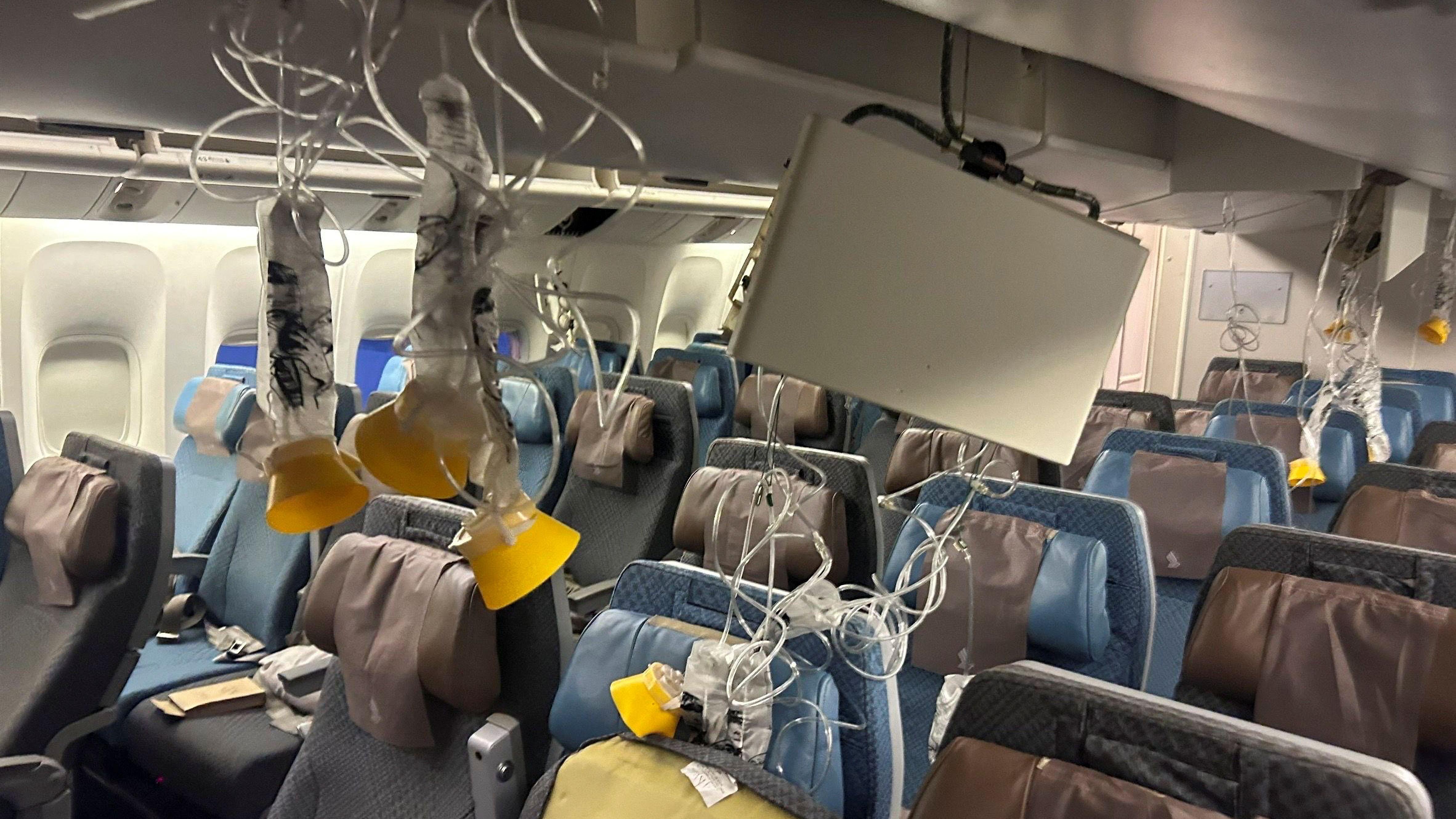 El interior del avión de Singapore Airlines que sufrió severas turbulencias