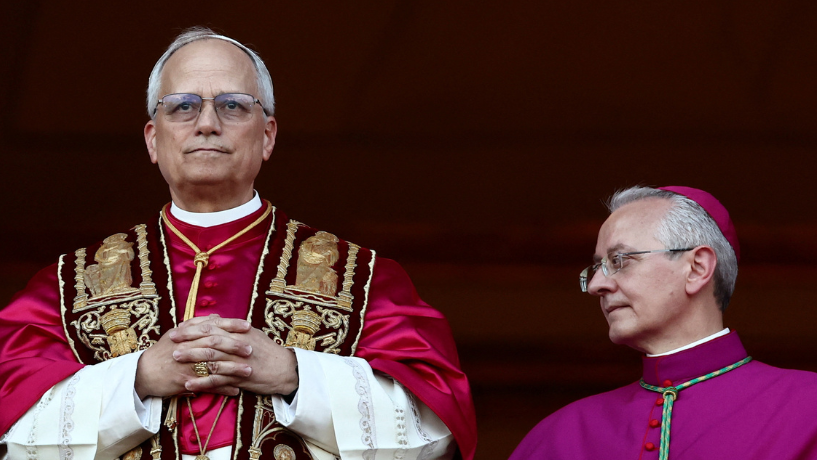El nuevo papa, León XIV, se dirige a los fieles congregados en El Vaticano.