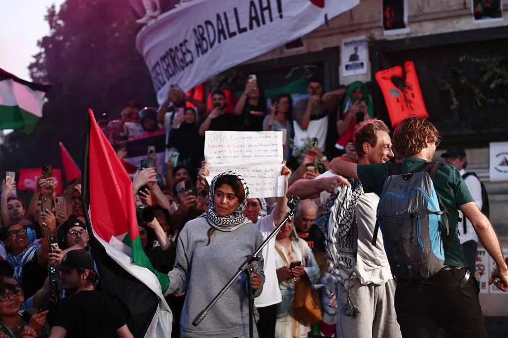 ريما حسن، المحامية الفرنسية الفلسطينية وعضو البرلمان الأوروبي خلال تجمع جماهيري تضامني معها في ساحة الجمهورية بباريس في 12 يونيو/حزيران 2025.