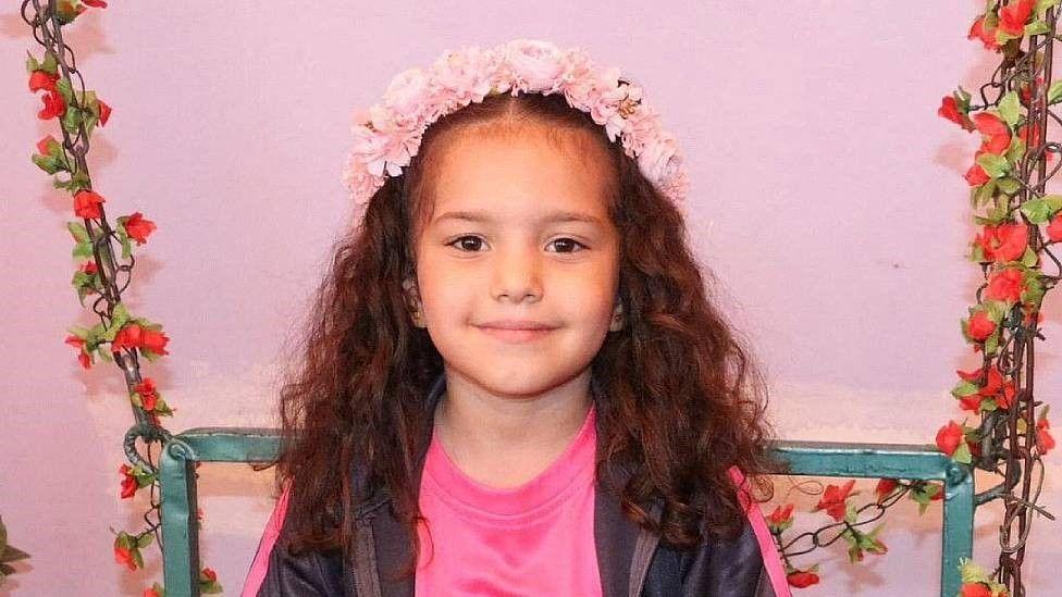 Foto de Hind Rajab con flores en el pelo