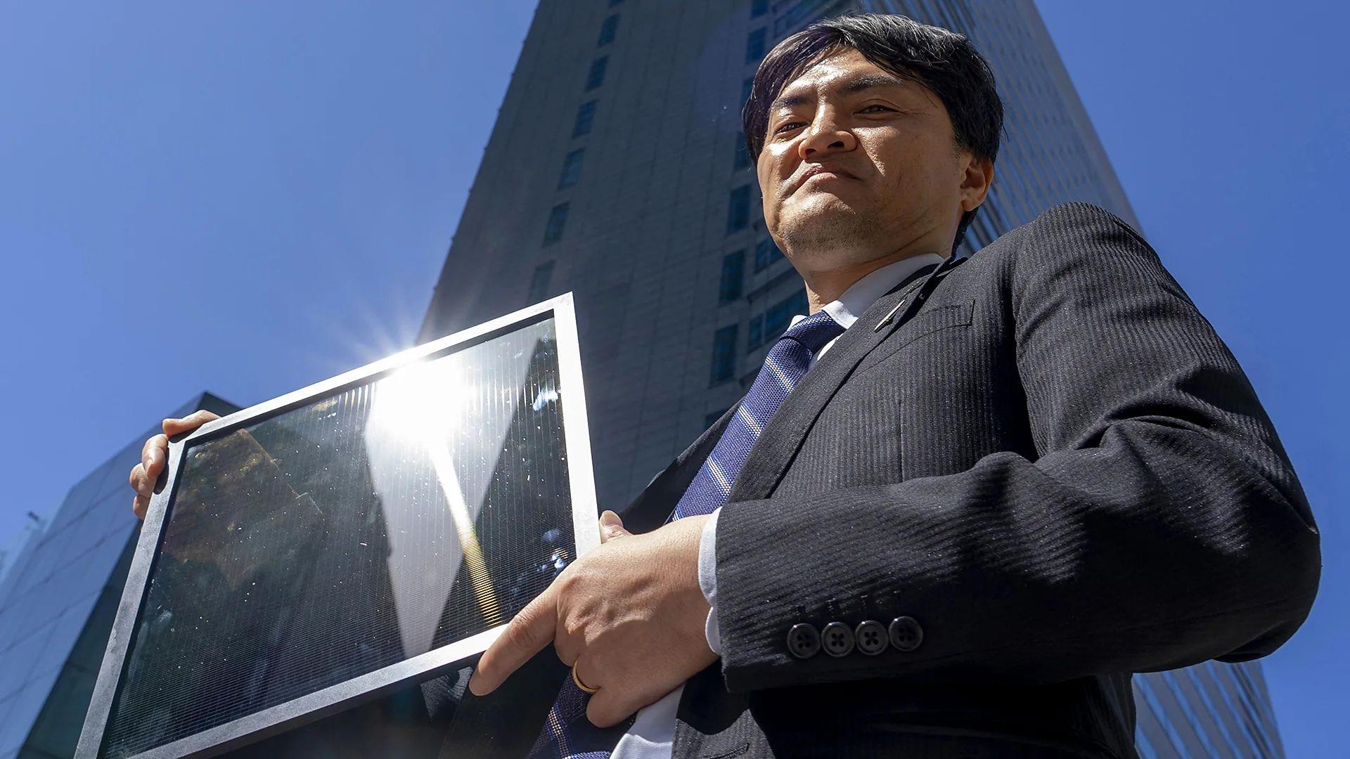 Yukihiro Kaneko, responsable de investigación de Panasonic, sostiene un panel de perovskita durante una entrevista con la AFP en un laboratorio de la Universidad de Tokio en Tokio.
