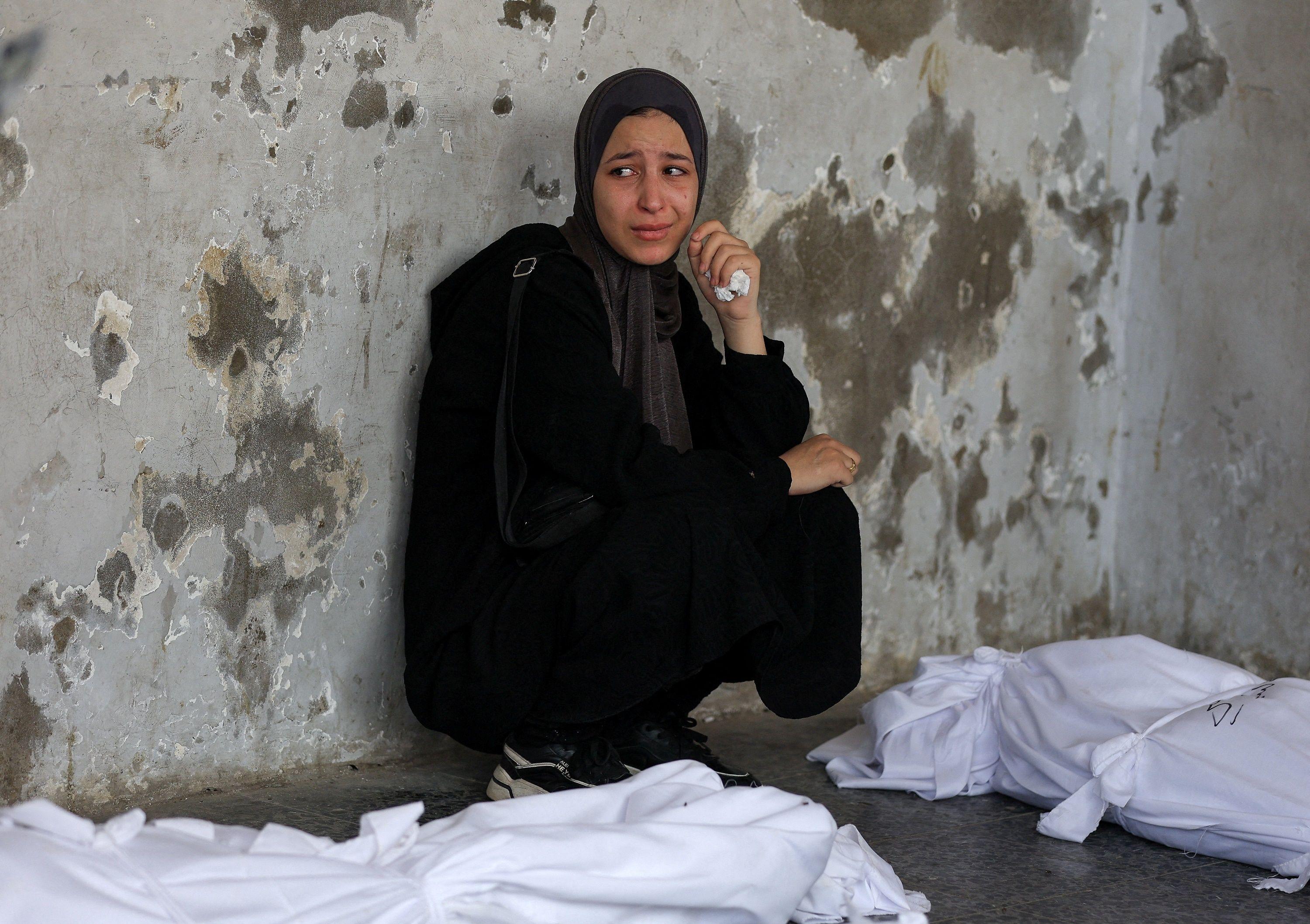 إحدى المشيعات في جنازة فلسطينيين قُتلوا في غارات إسرائيلية، وفقًا للمسعفين، في مستشفى الأهلي العربي في مدينة غزة في 12 أغسطس/آب 2025.