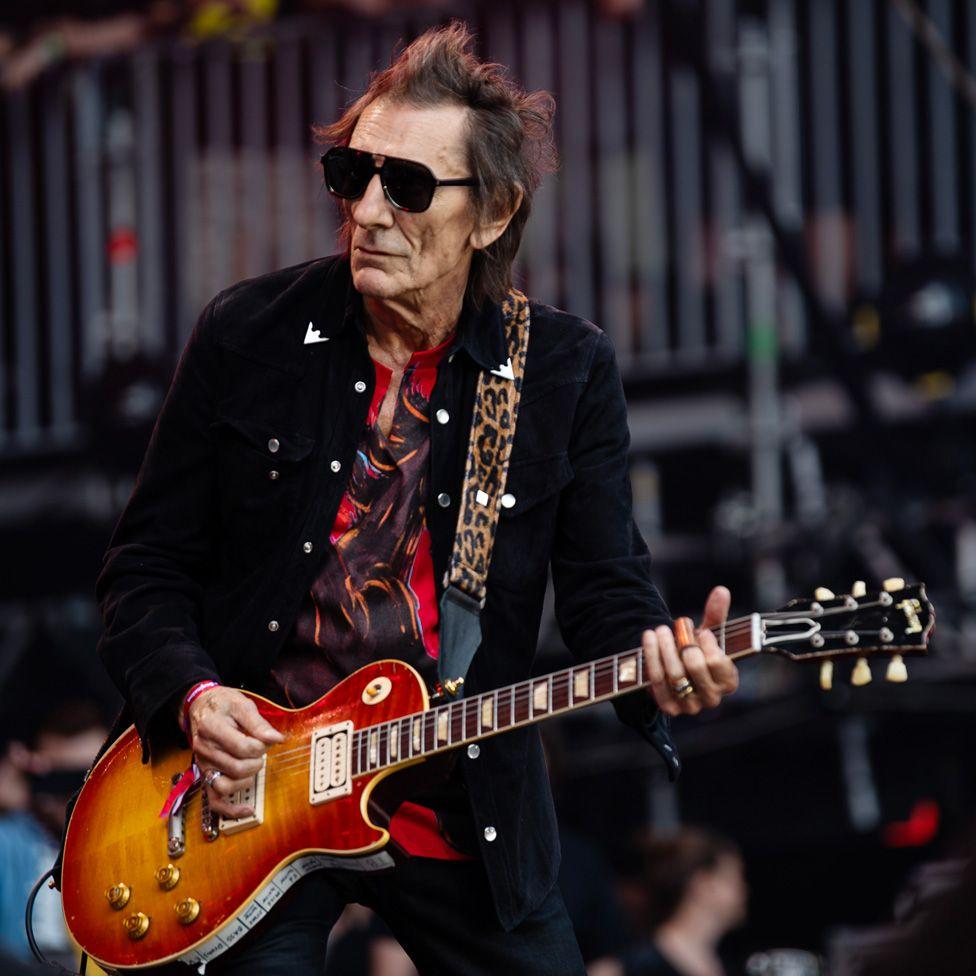 Ronnie Wood, dos Rolling Stones, durante sua participação no palco 