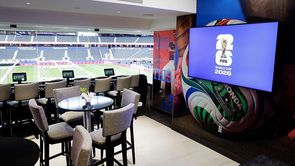 Vista interna de uma cabine de luxo com tem&aacute;tica de futebol durante uma visita guiada da imprensa ao Est&aacute;dio de Dallas, em Arlington, para a Copa do Mundo da FIFA, em 10 de junho de 2026