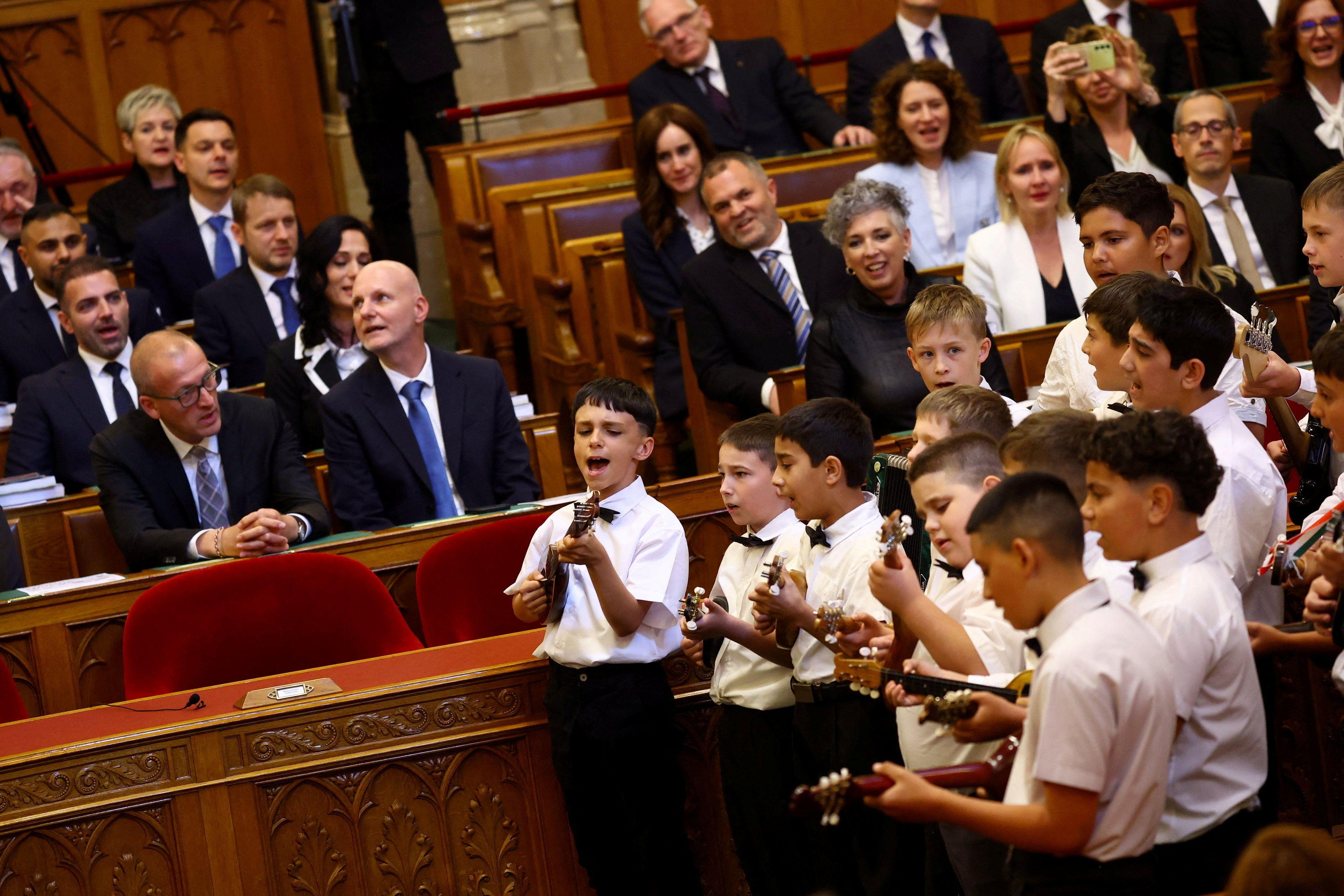 dečaci sa tamburicama u mađarskom parlamentu
