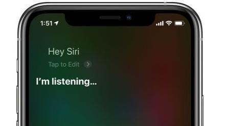 شاشة هاتف آيفون تعرض المساعد الصوتي "سيري" أثناء الاستماع للأوامر.