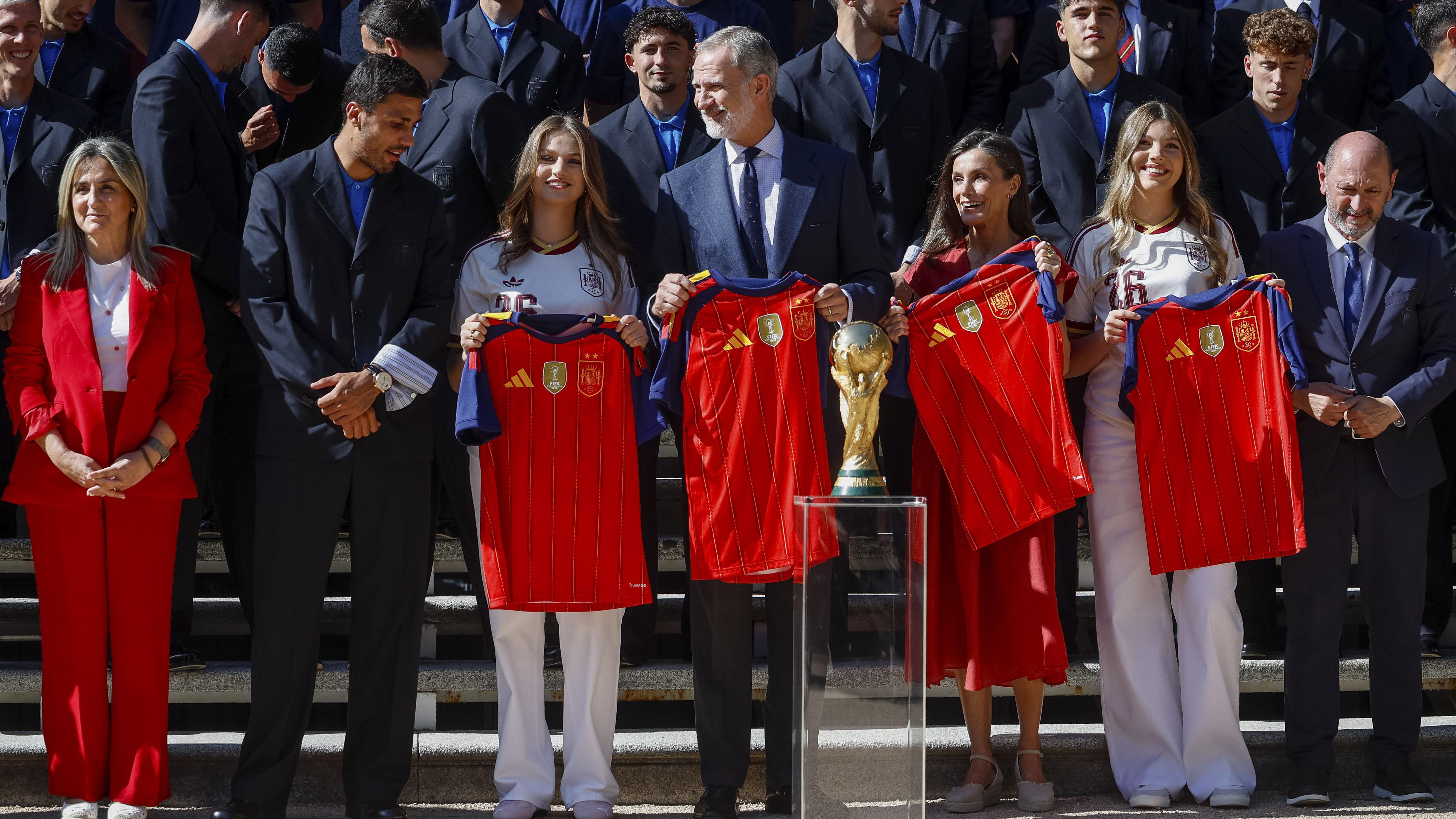 Španija dočekala svetske prvake: Fijesta za pamćenje u Madridu - u fotografijama 3 Španska kraljevska porodica i Rodri, kapiten reprezentacije