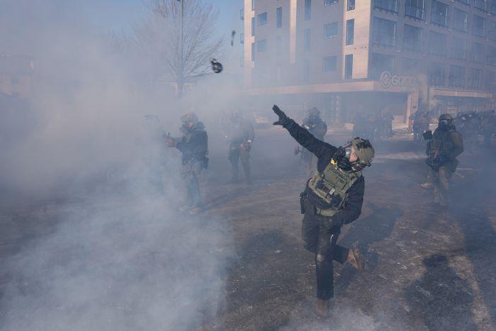agentes de migración en ee.uu. lanzan gas lacrimógeno en medio de protestas en mineápolis 