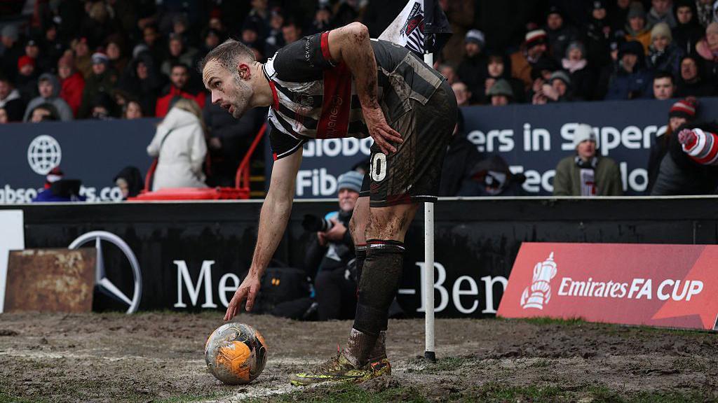 Čarls Vernam, fudbaler Grimzbija, pred izvođenje kornera