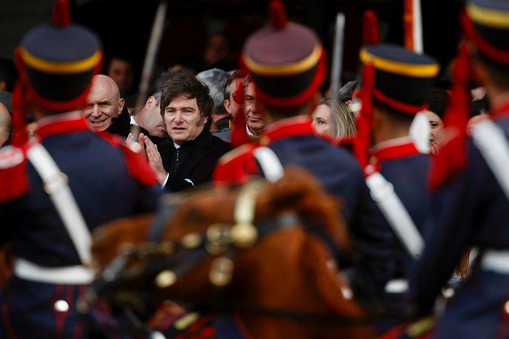 Javier Milei en medio de militares. 