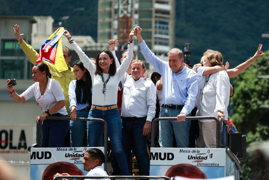 María Corina Machado y Edmundo Gonzáles Urrutia junto a otros dirigentes de la oposición después de la elección del 28J.