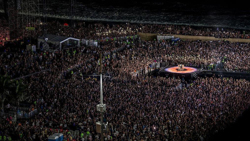Vista a&eacute;rea do show da Lady Gaga na praia de Copacabana