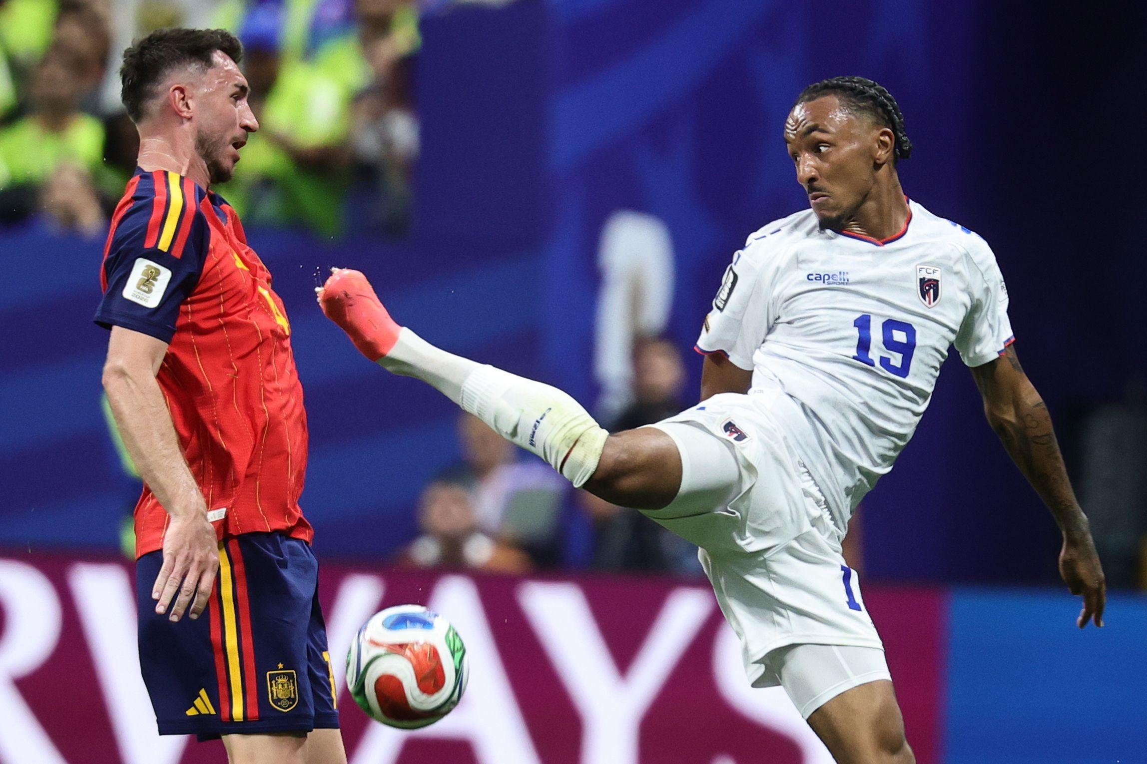 Livramento, de Cabo Verde, disputa una pelota con el español Laporte. 