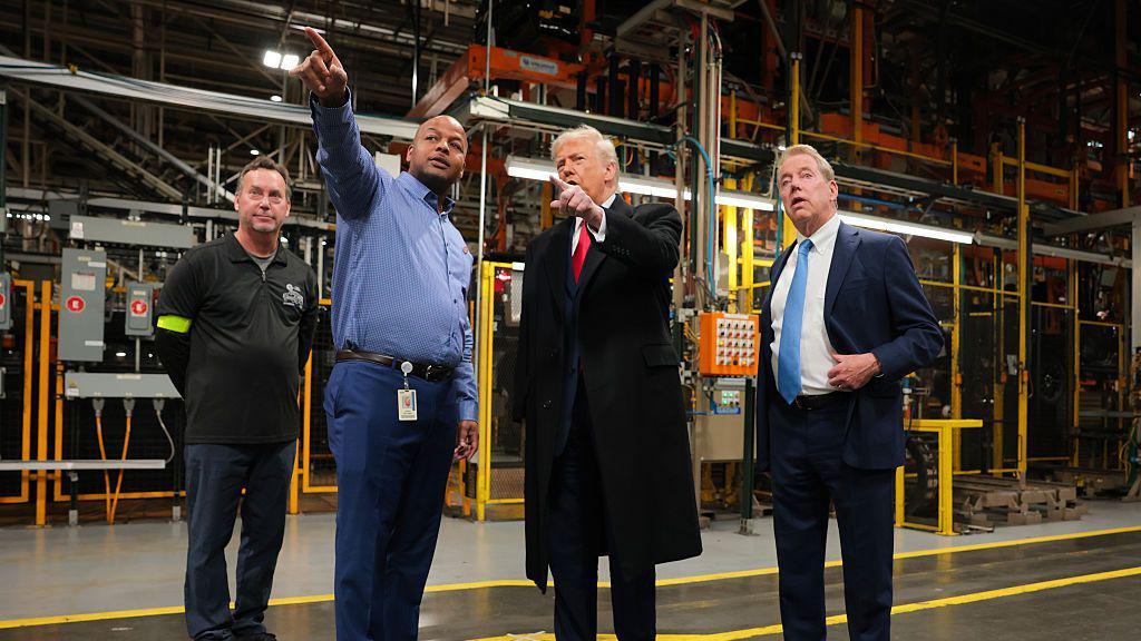 13 جنوری 2026، مشی گن، امریکہ، صدر ڈونلڈ ٹرمپ فورڈ فیکٹری کا دورہ کر رہے ہیں اور پلانٹ مینیجر سے بات کر رہے ہیں