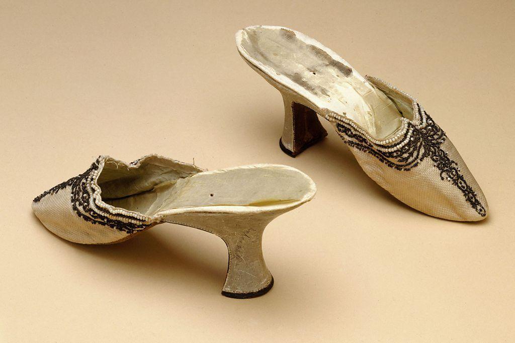 Las zapatillas de seda con cuentas que usó la reina se encuentran entre los artículos que se exhibieron en la exposición "Estilo María Antonieta" en el Museo Victoria & Albert de Londres.