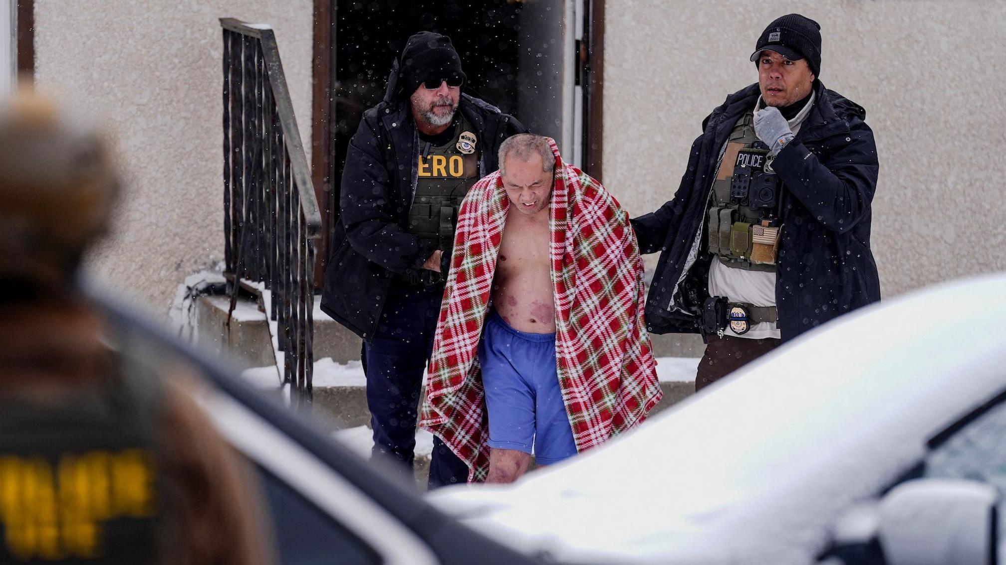 ICE agenti odvode iz kuće muškarca tokom racije u Mineapolisu