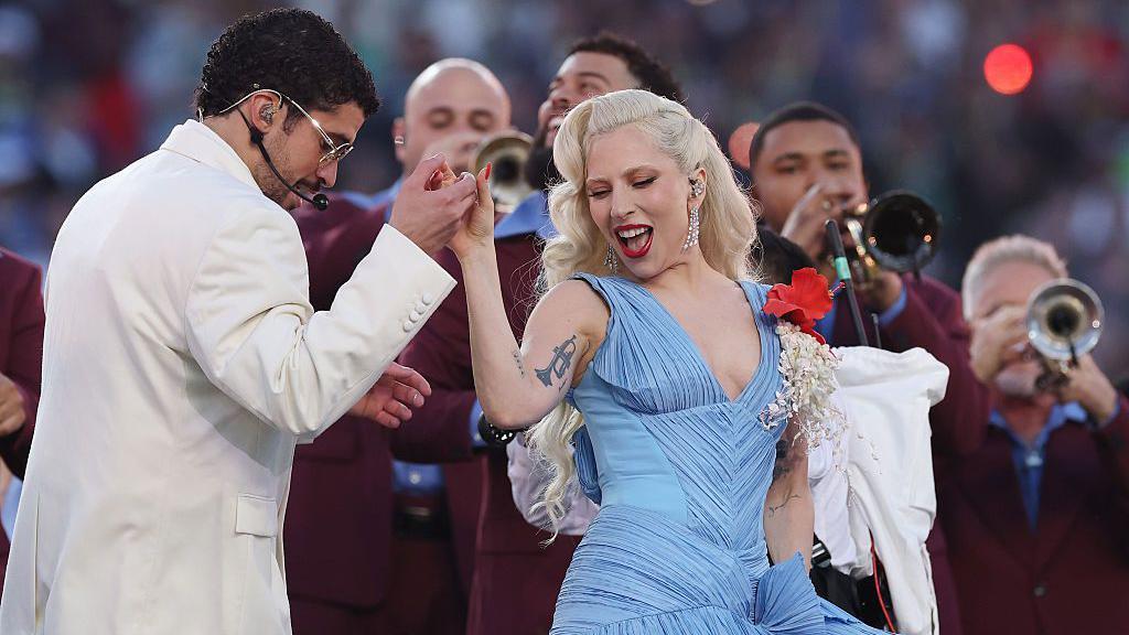 Lady gaga y bad bunny bailan durante la presentación del artista puertorriqueño en el super bowl. 