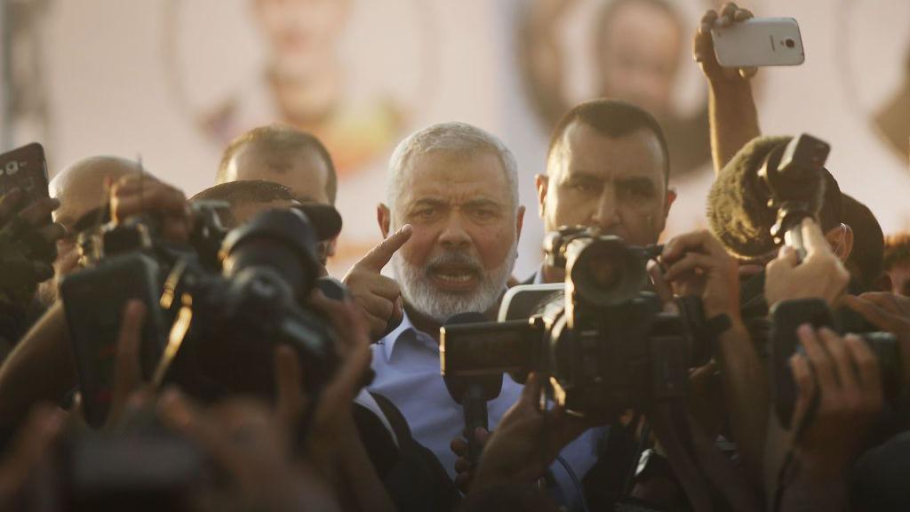 O ex-l&iacute;der do Hamas, Ismail Haniyeh, em frente a jornalistas com c&acirc;meras
