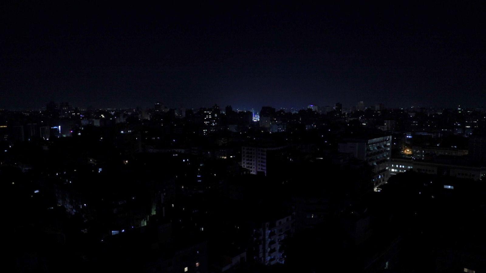 صورة من أعلى لأحد أحياء القاهرة وهي مظلمة