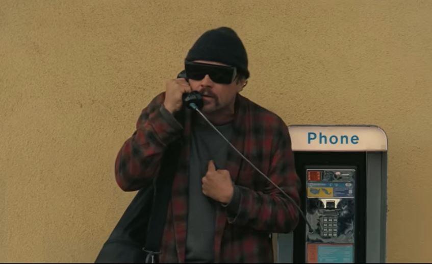 Leonardo DiCaprio em uma das cenas do filme em que ele fala em um telefone público