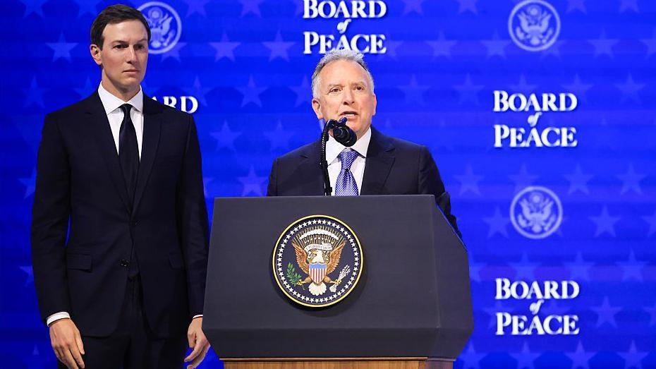 Steve Witkoff habla durante la reunión de la Junta de Paz, con Jared Kushner a su lado.