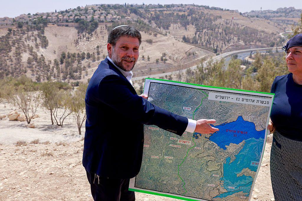 El ministro de Finanzas israelí de extrema derecha, Bezalel Smotrich, muestra un mapa de una zona cercana al asentamiento de Maale Adumim —un corredor territorial conocido como E1—, a las afueras de Jerusalén, en la Cisjordania ocupada.