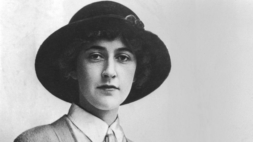 Retrato de Agatha Christie con sombrero.