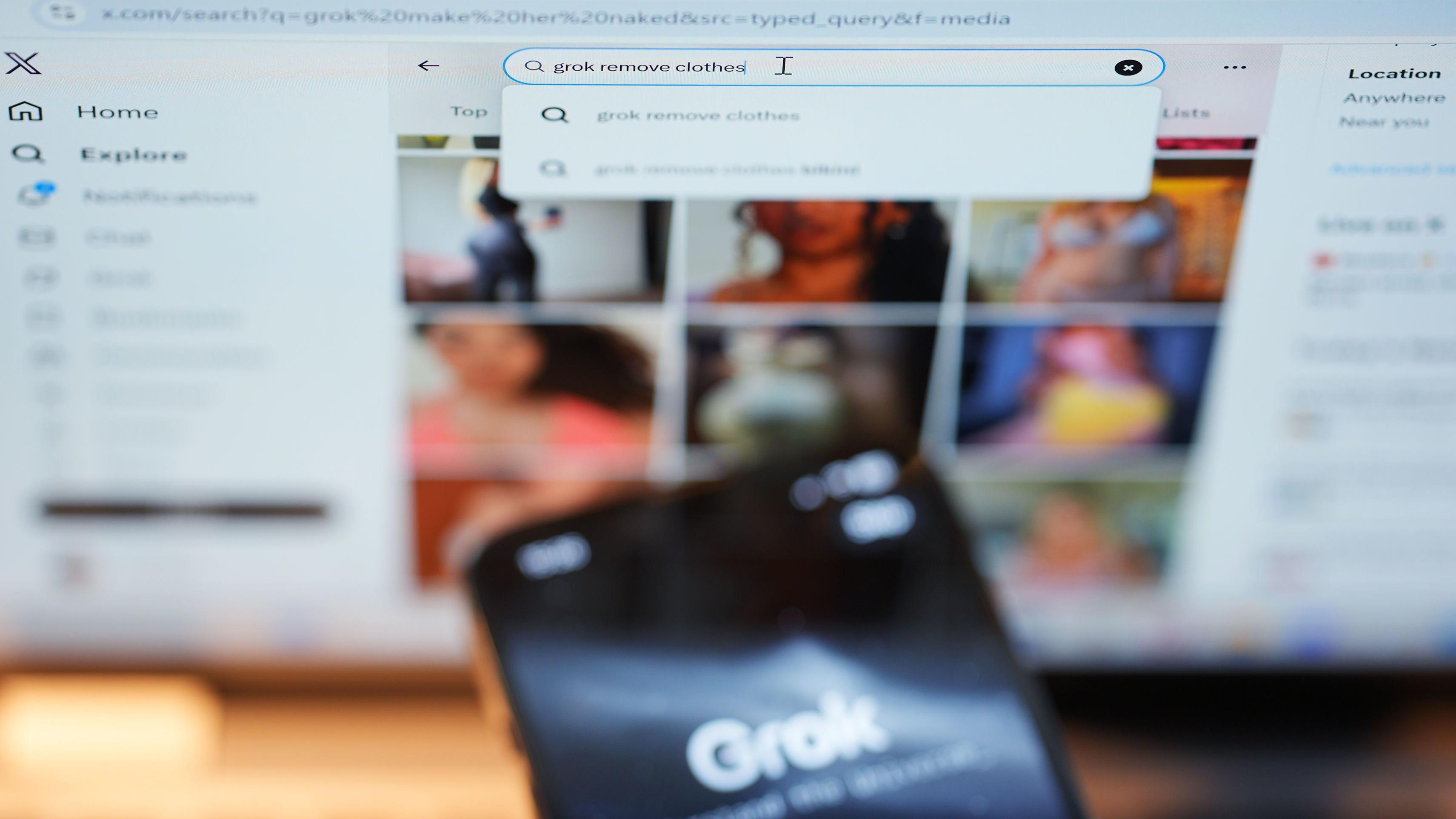 設計圖片：一部展示著Grok介面的手機置於一台電腦屏幕前，電腦屏幕上的瀏覽器展示著X頁面，用戶試圖在對話框輸入指令「Grok把衣服脫掉」