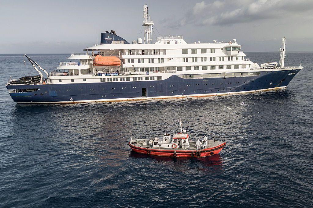 El MV Hondius fondeado frente a las islas africanas de Cabo Verde.