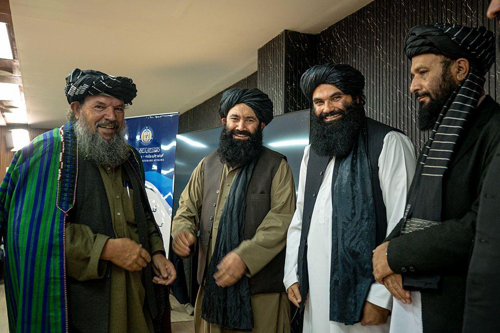 دائیں سے بائیں، وزیر مواصلات اور انفارمیشن ٹیکنالوجی مولوی حمد اللہ نعمانی، طالبان کے قائم مقام وزیر داخلہ سراج الدین حقانی، وزیر دیہی بحالی اور ترقی ملا محمد یونس اخندزادہ اور ایک اور طالبان عہدیدار ایک اسٹیج پر کھڑے ہیں۔