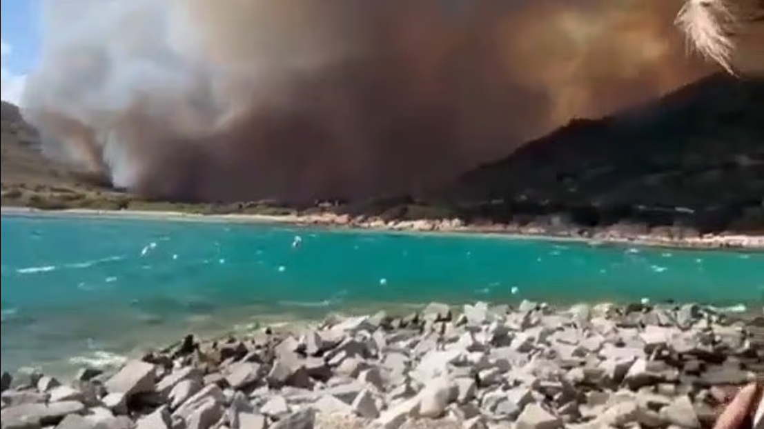 دخان على الشاطئ