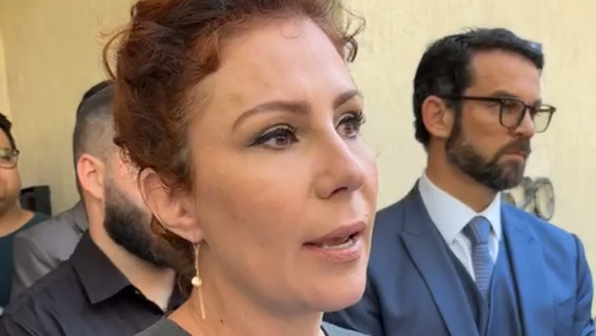 Carla Zabelli em entrevista coletiva em frente à sede do PL em São Paulo