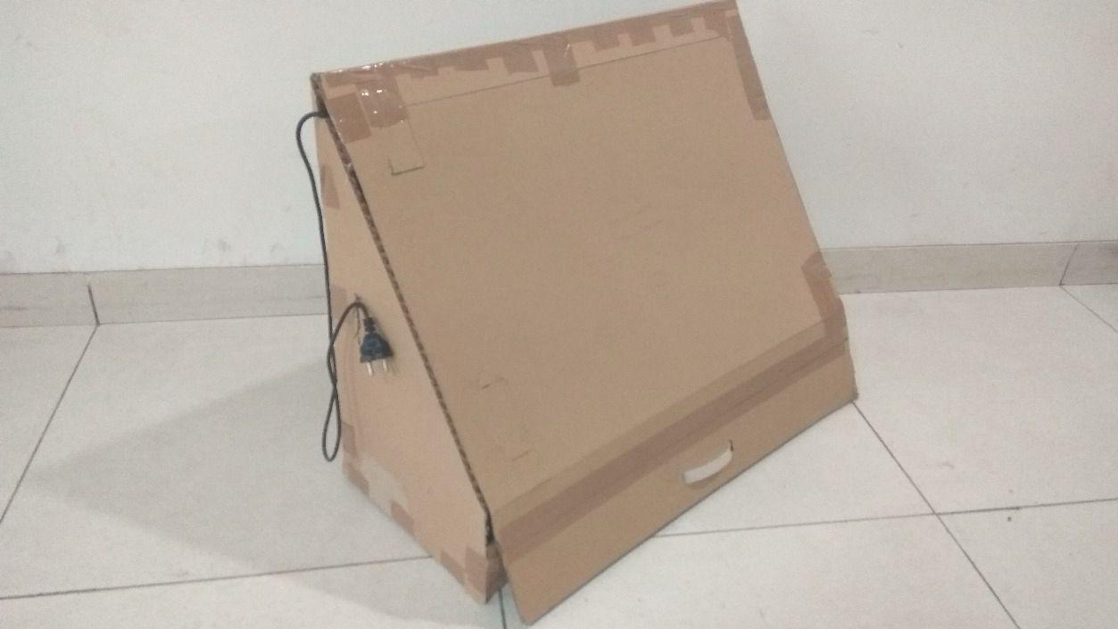 Protótipo de uma sapateira de dois pares equipada com uma lâmpada UVC para matar bactérias causadoras de odores