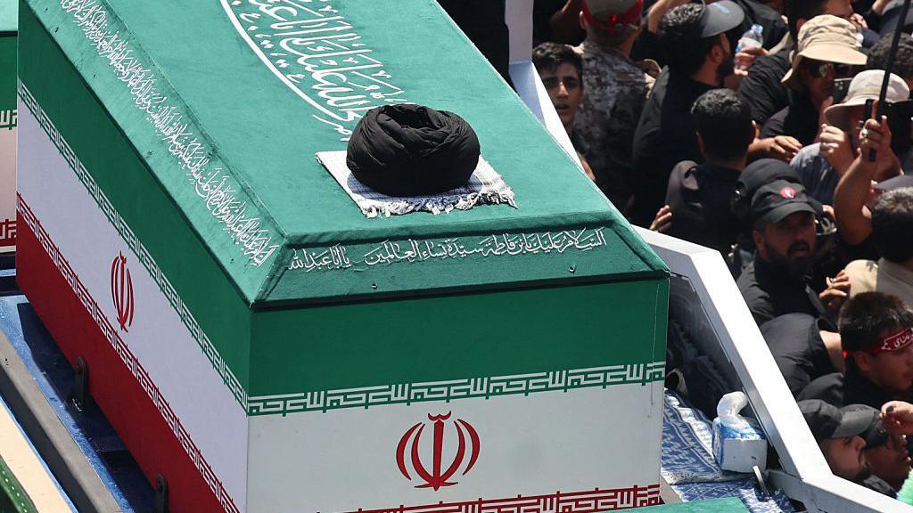 إيران: اختتام مراسم تشييع جثمان خامنئي الأب في طهران