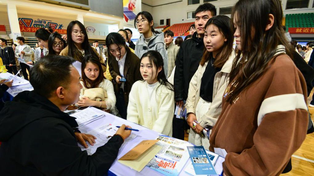 2025年3月22日，畢業生在安徽省阜陽師範學院西湖校區運動中心招聘會上求職。