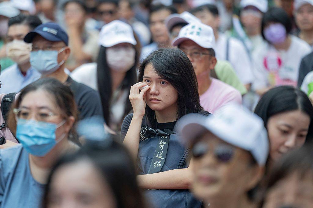 一名女性在726罷免選舉開票場合哭泣。
