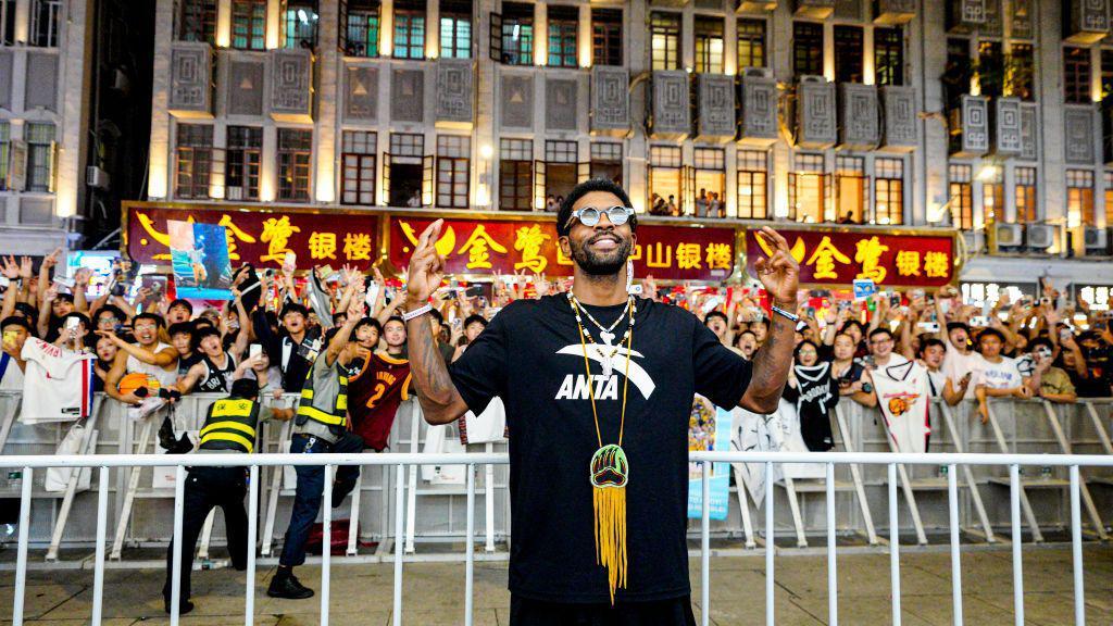 NBA球員凱里·厄文於2023年9月19日在中國廈門進行巡訪