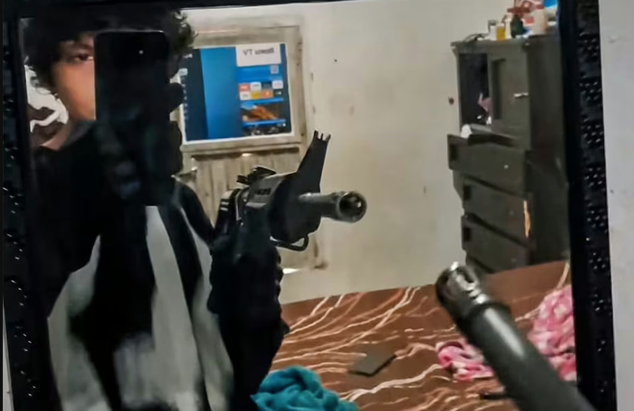 Osmer H se graba mientras prota un rifle en su habitación