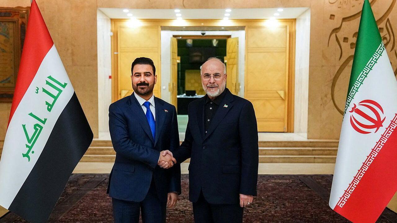 رئيس البرلمان الإيراني محمد باقر قاليباف يصافح رئيس الوزراء العراقي علي الزيدي في طهران، إيران، 23 يوليو/تموز 2026. 