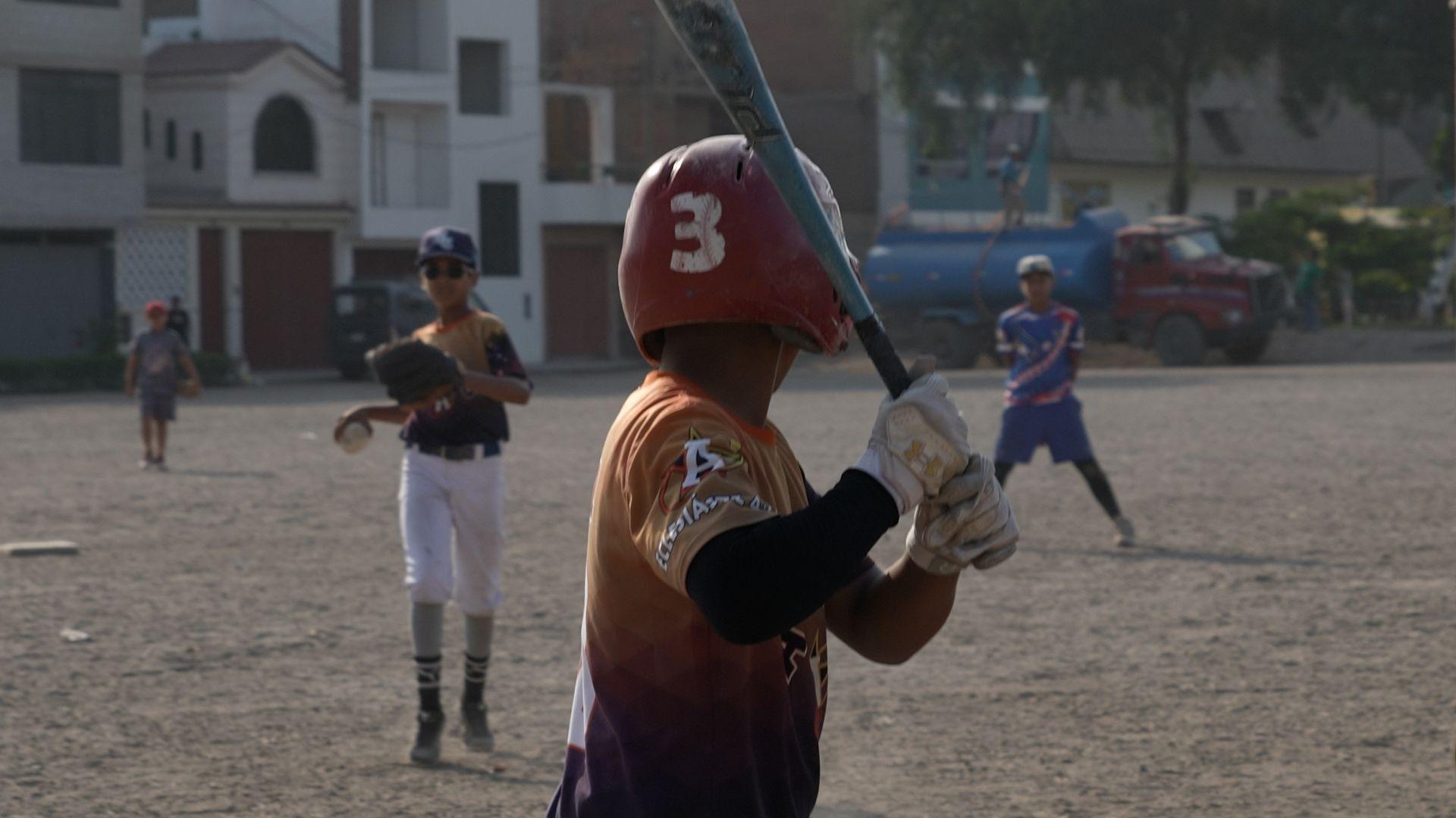 Niños con un bate en un parque de Iima.