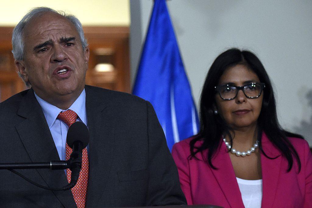 Samper junto a Delcy Rodríguez en 2015.