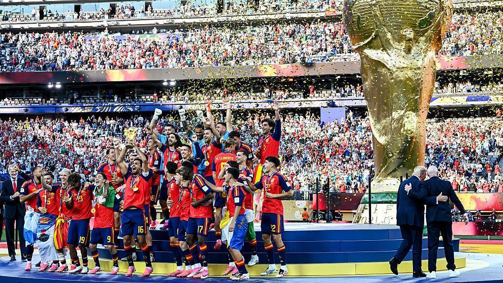 Jogadores da Espanha comemoram o título da Copa do Mundo de 2026