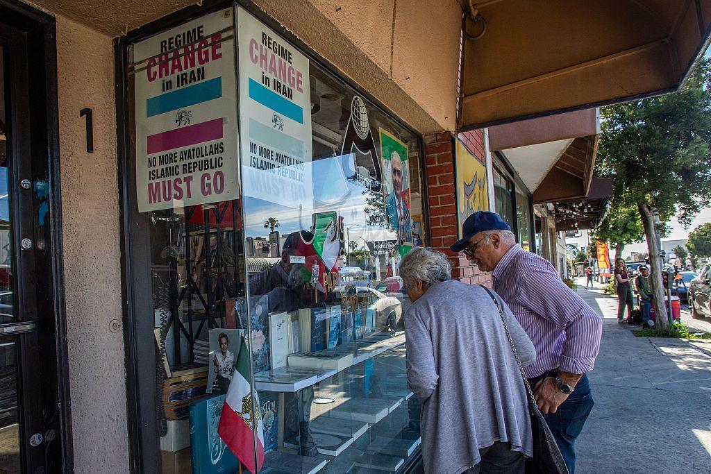 Una pareja mira los libros en la sala de exhibición de una librería iraní con carteles contra los ayatolás en la Plaza Persia del vecindario West LA en Los Ángeles, California, el 28 de febrero de 2026. (Foto de Apu GOMES / AFP vía Getty Images)
