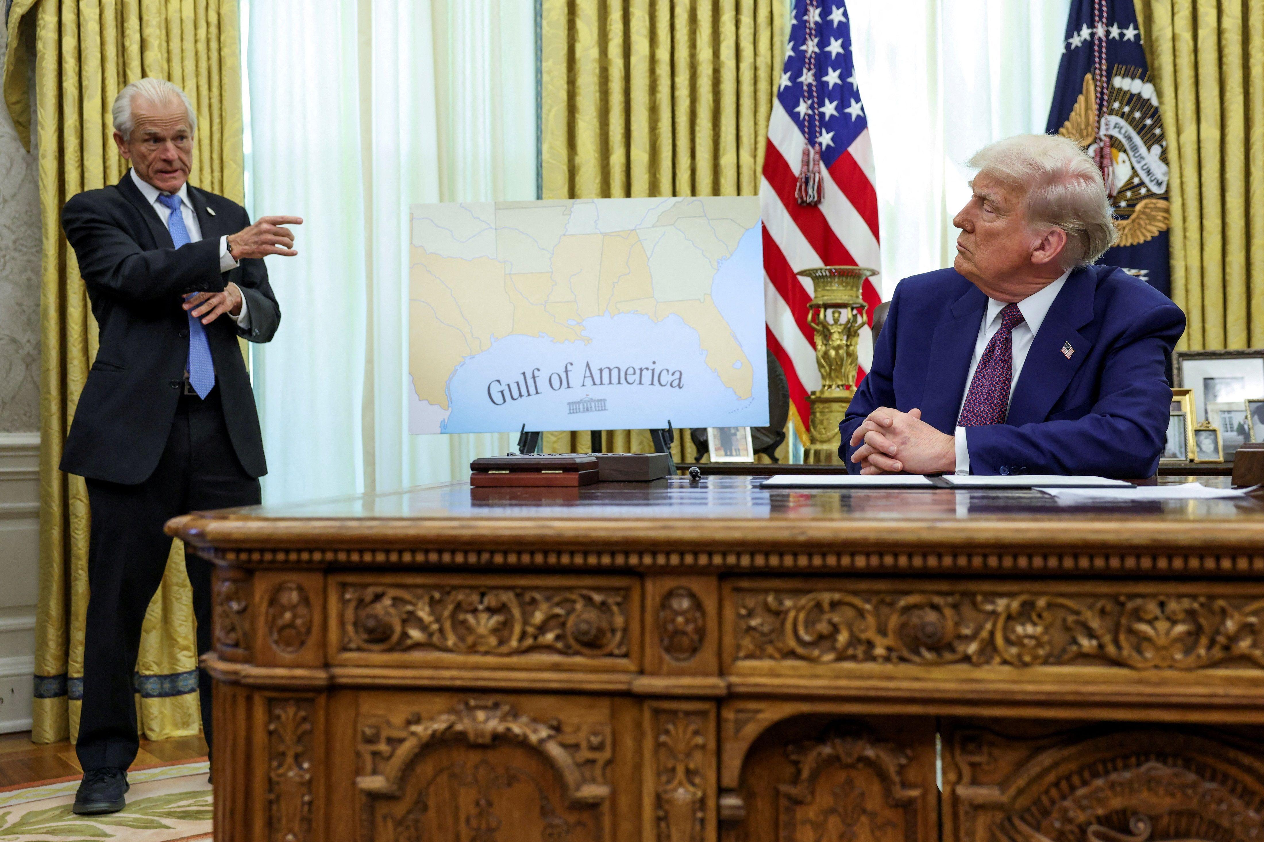 Presidente americano Donald Trump sentado e seu consultor comercial, Peter Navarro, mostram mapa com a inscrição 'Golfo da América'