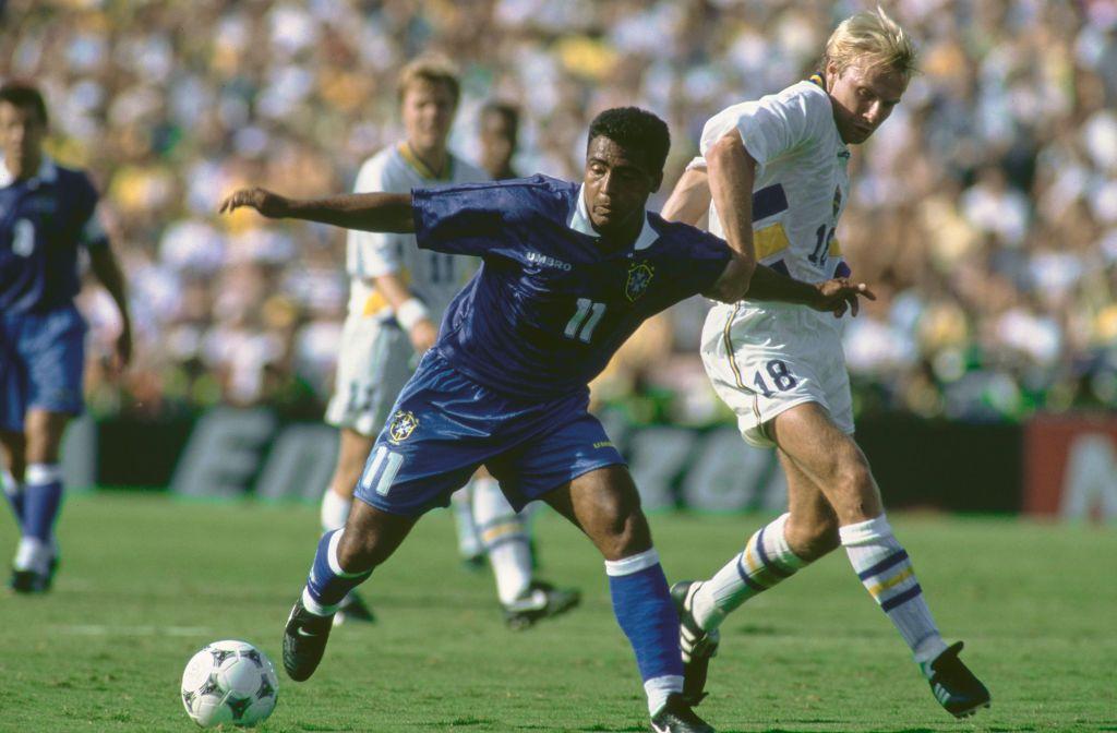 Rom&aacute;rio driblando jogador da Su&eacute;cia