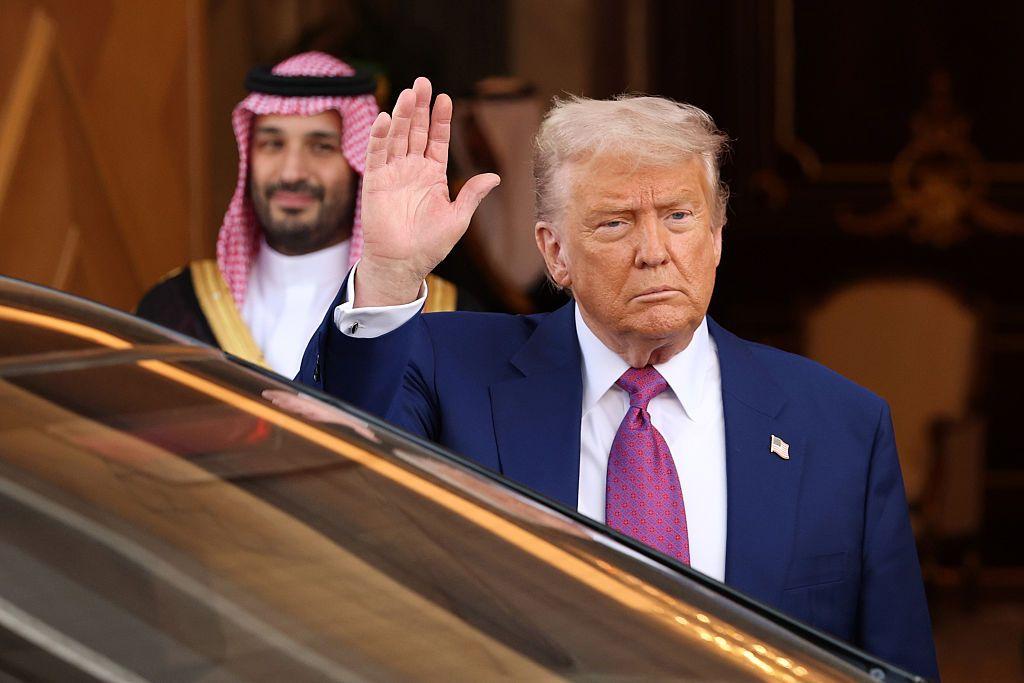 الخليج بين موسكو وواشنطن: حسابات السياسة و"براغماتية" الطاقة 2 صورة للرئيس الأمريكي دونالد ترامب ومن خلفه يظهر ولي العهد السعودي محمد بن سلمان خلال زيارة ترامب إلى السعودية (2025).