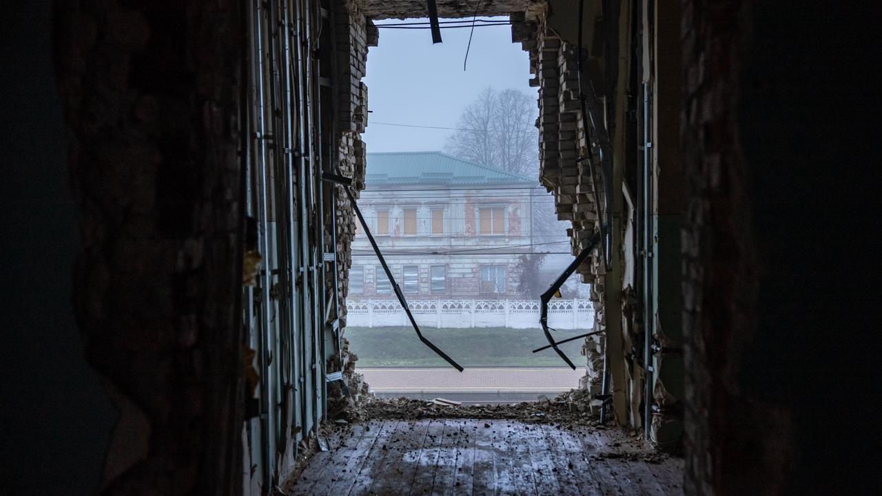Un edificio visto por el hueco aparentmente causado en un muro por una explosión. 